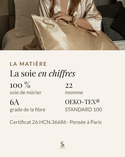 La soie en chiffres : 100 % soie de mûrier, 22 momme, grade 6A, OEKO-TEX® STANDARD 100, certificat 26.HCN.36686, pensée à Paris