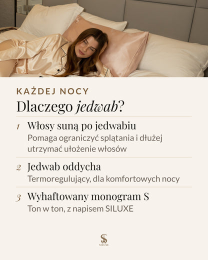 Dlaczego jedwab: włosy suną po jedwabiu, co pomaga ograniczyć splątania i dłużej utrzymać ułożenie włosów; termoregulujący jedwab oddycha, dla komfortowych nocy; wyhaftowany monogram S, ton w ton, z napisem SILUXE